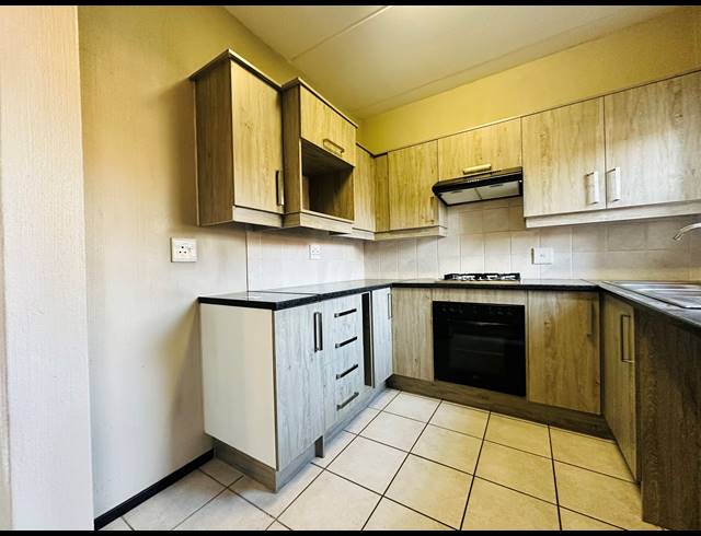 2 BEDROOM APARTMENT FOR SALE IN WILGEHEUWEL